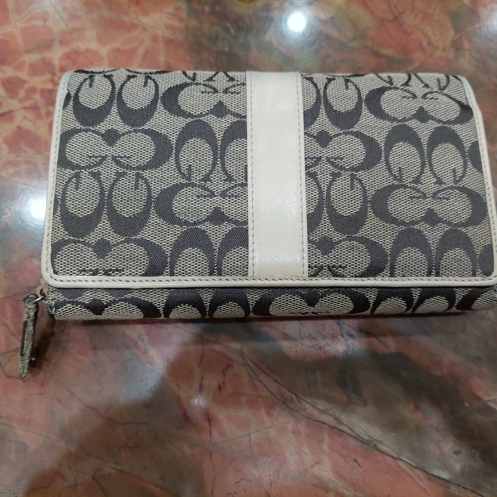 Wallet Preowned Excellent Condition - image 1